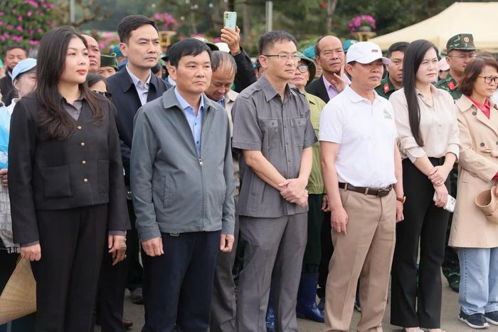 Cán bộ, người dân phường Lâm Viên - Đà Lạt ra quân dọn dẹp vệ sinh môi trường. Ảnh: V.Loan