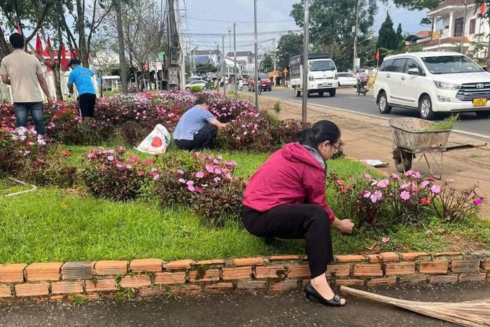 Cán bộ, người dân phường Xuân Trường - Đà Lạt tổng vệ sinh đường phố, khu vực xung quanh trụ sở làm việc. Ảnh: B.Vân