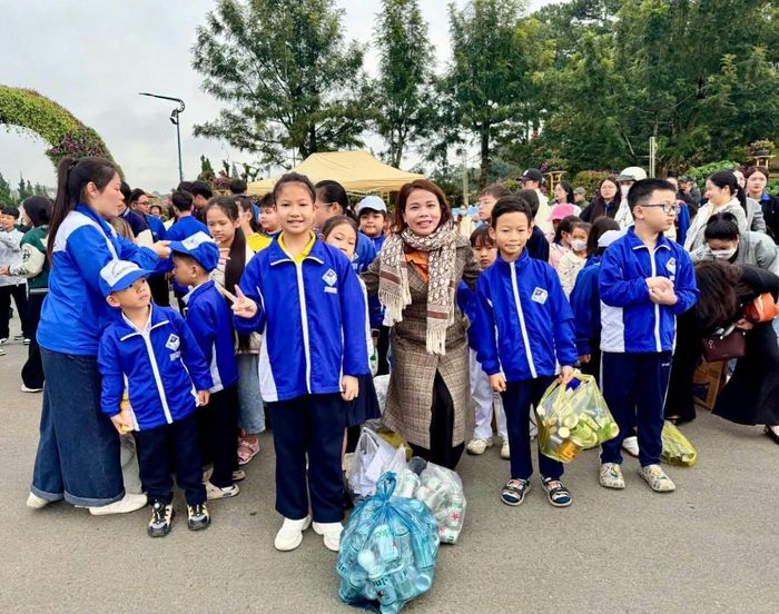 Các em học sinh tham gia chương trình đổi rác lấy quà tại lễ phát động. Nguồn: facebook Tuổi trẻ Lâm Viên - Đà Lạt