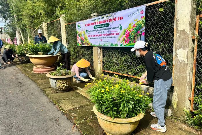 Người dân phường Lâm Viên - Đà Lạt tham gia vệ sinh môi trường tại khu dân cư. Nguồn: facebook Tuổi trẻ Lâm Viên - Đà Lạt