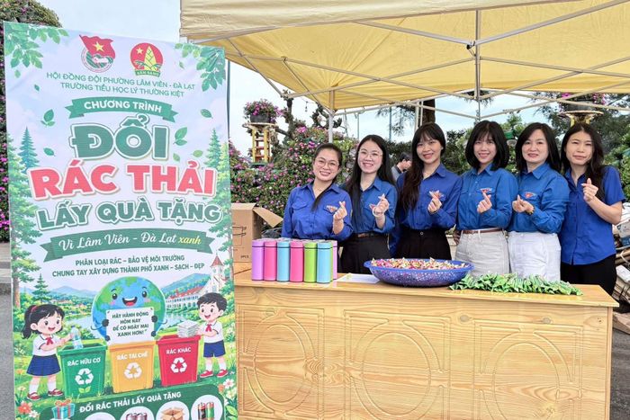 Đổi rác lấy quà tặng tại chương trình. Nguồn: facebook Tuổi trẻ Lâm Viên - Đà Lạt