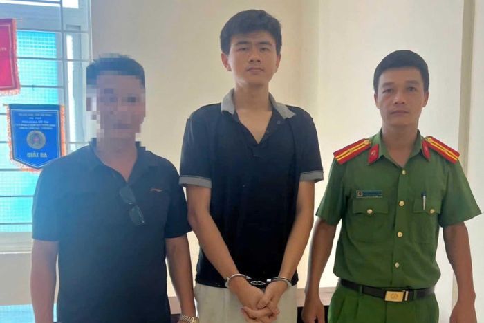 Công an Lâm Đồng bắt giữ đối tượng truy nã Nguyễn Cao Long (giữa) khi y vừa lẩn trốn từ TP Đồng Nai sang tỉnh Lâm Đồng. (Ảnh: Nguyễn Nam)