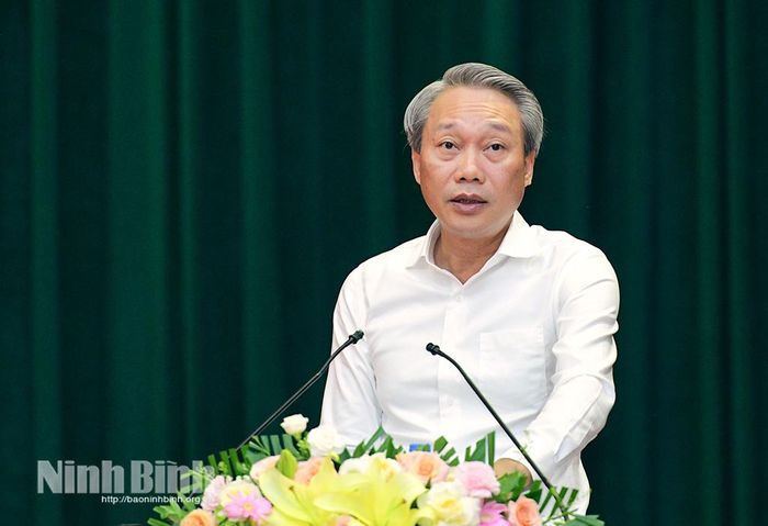 Đồng chí Phạm Văn Tam, Bí thư Đảng uỷ, Chủ tịch HĐND xã phát biểu tại hội nghị.