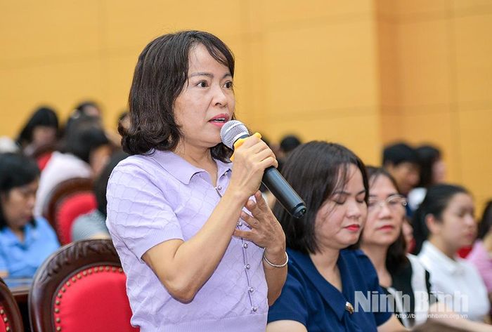Đại diện giáo viên nêu ý kiến tại hội nghị đối thoại.