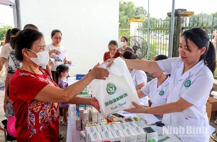 Cấp thuốc miễn phí cho người dân.