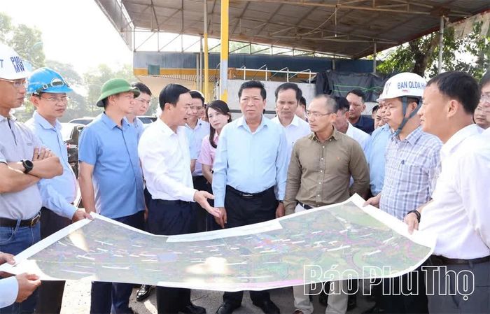 Bộ trưởng Bộ Xây dựng Trần Hồng Minh cùng lãnh đạo tỉnh Phú Thọ kiểm tra, đôn đốc tiến độ dự án.