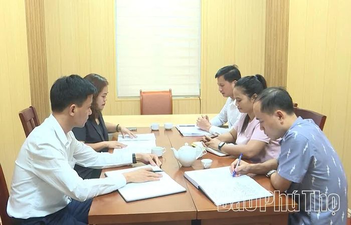 Phóng viên chuyên mục Hộp thư truyền hình làm việc với lãnh đạo UBND xãvà các phòng chuyên môn xã Thọ Văn.