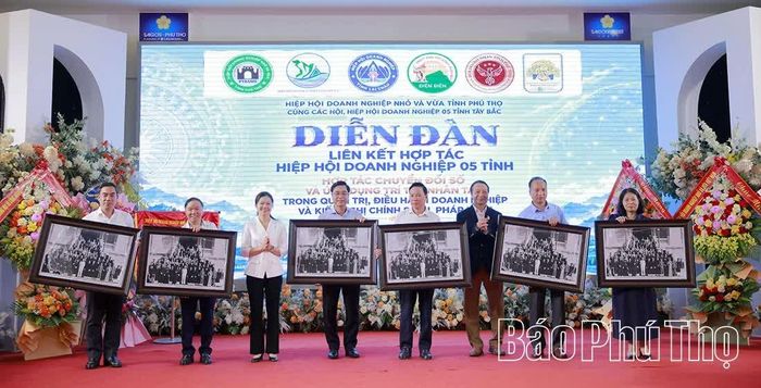 Phó Bí thư Tỉnh ủy, Chủ tịch Ủy ban MTTQ tỉnh Bùi Thị Minh và Phó Chủ tịch VCCI Nguyễn Quang Vinh tặng quà lưu niệm cho các hội, hiệp hội doanh nghiệp.