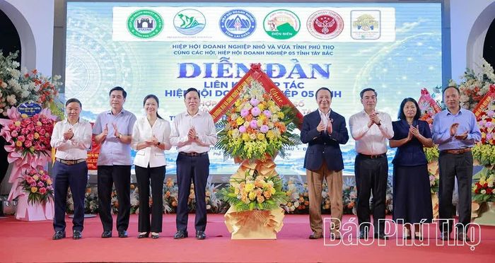Phó Chủ tịch VCCI Nguyễn Quang Vinh tặng lẵng hoa chúc mừng.