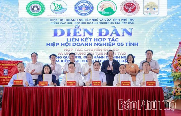 Đại diện Hiệp hội Doanh nghiệp nhỏ và vừa tỉnh Phú Thọ và các hội, hiệp hội doanh nghiệp ký hợp tác chuyển đổi số và ứng dụng AI trong quản trị, điều hành doanh nghiệp.