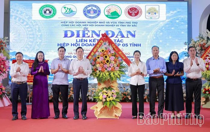 Đồng chí Phó Bí thư Tỉnh ủy, Chủ tịch Ủy ban MTTQ tỉnh Bùi Thị Minh tặng lẵng hoa chúc mừng.
