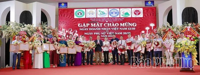 Đồng chí Phó Bí thư Tỉnh ủy, Chủ tịch Ủy ban MTTQ tỉnh Bùi Thị Minh và Phó Chủ tịch VCCI Nguyễn Quang Vinh trao Bằng khen và tặng hoa chúc mừng các doanh nghiệp, doanh nhân.