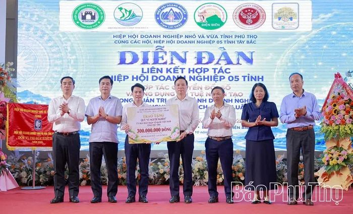 Đại diện Ủy ban MTTQ tỉnh tiếp nhận kinh phí do Hiệp hội Doanh nghiệp nhỏ và vừa tỉnh Phú Thọ và các hội, hiệp hội doanh nghiệp trao tặng.