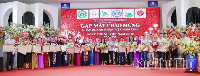 Đồng chí Phó Bí thư Tỉnh ủy, Chủ tịch Ủy ban MTTQ tỉnh Bùi Thị Minh và lãnh đạo Hội Doanh nhân tỉnh trao Bằng khen và tặng hoa chúc mừng các doanh nghiệp, doanh nhân.