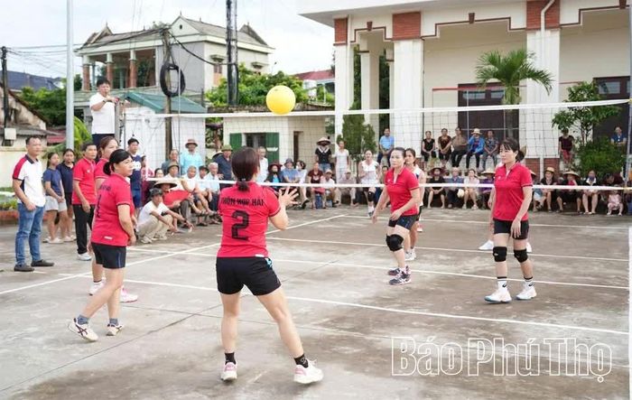 Phong trào bóng chuyền hơi nữ tại xã Phùng Nguyên phát triển sôi nổi, thu hút đông đảo chị em tham gia, góp phần nâng cao sức khỏe, tạo sân chơi lành mạnh và tăng cường tình đoàn kết trong cộng đồng.
