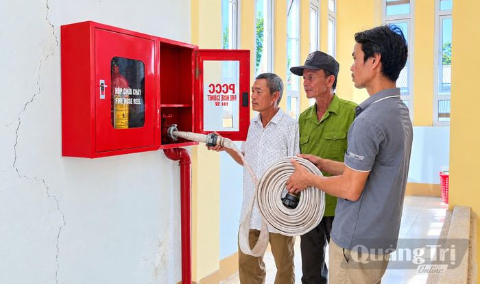 Lãnh đạo Ban quản lý chợ Mỹ Chánh kiểm tra thiết bị chữa cháy - Ảnh: N.V