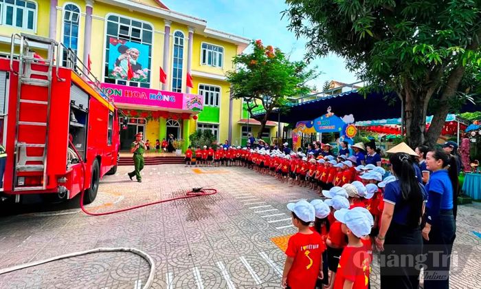 Tuyên truyền, hướng dẫn về phòng cháy chữa cháy và cứu nạn cứu hộ cho học sinh - Ảnh: L.Chi