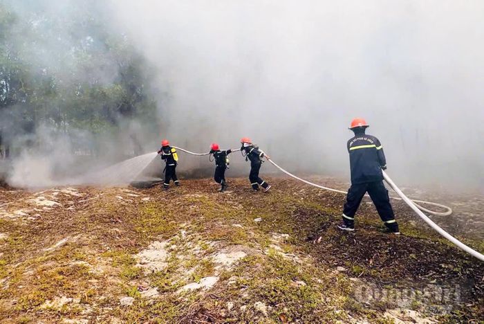 Lực lượng Cảnh sát phòng cháy chữa cháy và cứu nạn cứu hộ tham gia chữa cháy rừng - Ảnh: L.Chi