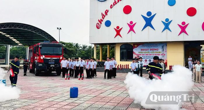Tuyên truyền, trải nghiệm thực tế về phòng cháy chữa cháy và cứu nạn cứu hộ cho học sinh - Ảnh: L.Chi