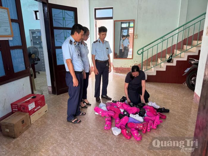  Lực lượng Quản lý thị trường giám sát việc tiêu hủy hàng hóa vi phạm quyền sở hữu trí tuệ - Ảnh: H.C