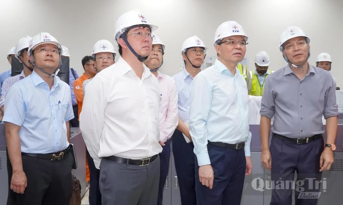 Đồng chí Lê Mạnh Hùng, Bộ trưởng Bộ Công thương và đồng chí Bùi Hoàng Phương, Chủ tịch UBND tỉnh kiểm tra tiến độ triển khai các dự án tại Trung tâm Điện lực Quảng Trạch - Ảnh: N.H