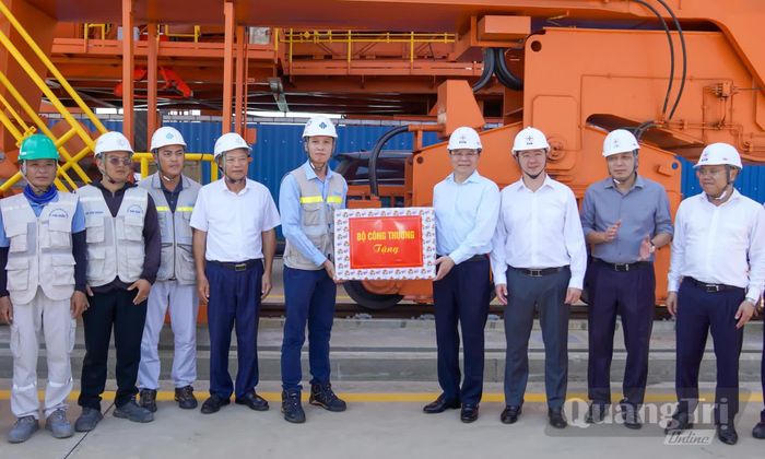 Đồng chí Lê Mạnh Hùng, Bộ trưởng Bộ Công thương và đồng chí Bùi Hoàng Phương, Chủ tịch UBND tỉnh tặng quà động viên cán bộ, kỹ sư tại Trung tâm Điện lực Quảng Trạch - Ảnh: N.H