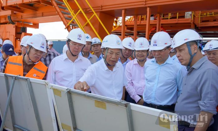 Đồng chí Lê Mạnh Hùng, Bộ trưởng Bộ Công thương và đồng chí Bùi Hoàng Phương, Chủ tịch UBND tỉnh nghe báo cáo tiến độ triển khai các dự án tại Trung tâm Điện lực Quảng Trạch - Ảnh: N.H