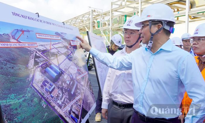 Đồng chí Lê Mạnh Hùng, Bộ trưởng Bộ Công thương và đồng chí Bùi Hoàng Phương, Chủ tịch UBND tỉnh kiểm tra tiến độ triển khai các dự án tại Trung tâm Điện lực Quảng Trạch - Ảnh: N.H