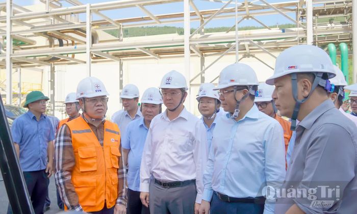 Đồng chí Lê Mạnh Hùng, Bộ trưởng Bộ Công thương và đồng chí Bùi Hoàng Phương, Chủ tịch UBND tỉnh nghe báo cáo tiến độ triển khai các dự án tại Trung tâm Điện lực Quảng Trạch - Ảnh: N.H