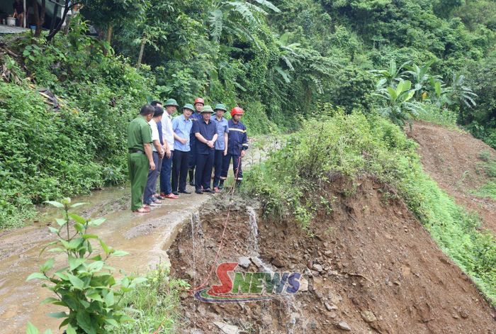 Kiểm tra tuyến đường bị sạt lở do mưa lũ tại bản Tạ Bú, xã Mường Bú.