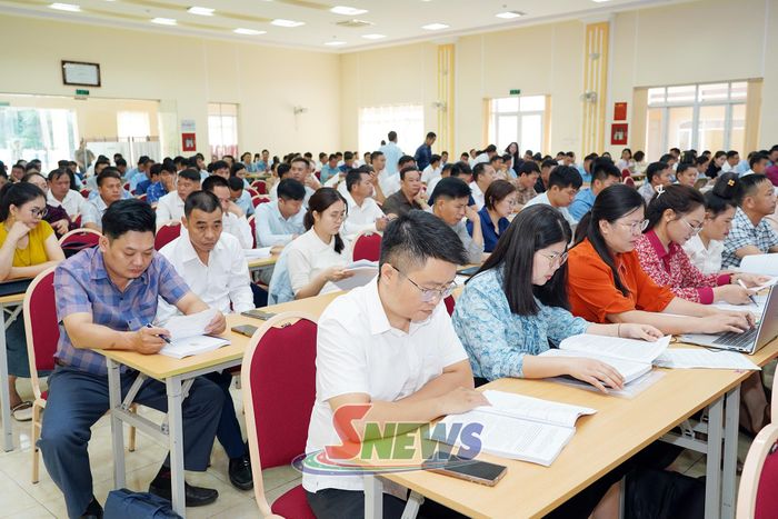 Cán bộ, công chức các xã, phường dự hội nghị.