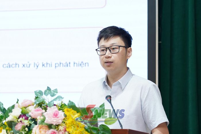 Báo cáo viên Sở Tư pháp trình bày Chuyên đề hướng dẫn lập danh mục, đăng ký xây dựng văn bản quy phạm pháp luật cấp xã.