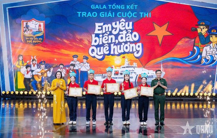 Đại tướng Nguyễn Trọng Nghĩa, Ủy viên Bộ Chính trị, Bí thư Trung ương Đảng, Ủy viên Thường vụ Quân ủy Trung ương, Chủ nhiệm Tổng cục Chính trị tham quan tranh vẽ về biển, đảo của các thí sinh. Ảnh: LA DUY