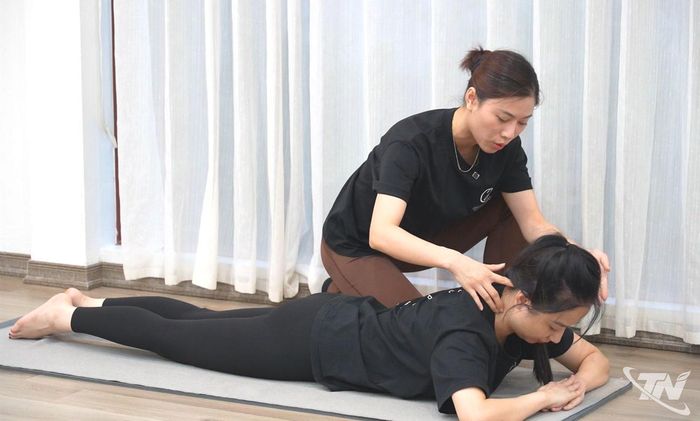 Huấn luyện viên Mai Trần hướng dẫn học viên điều chỉnh đúng tư thế.
