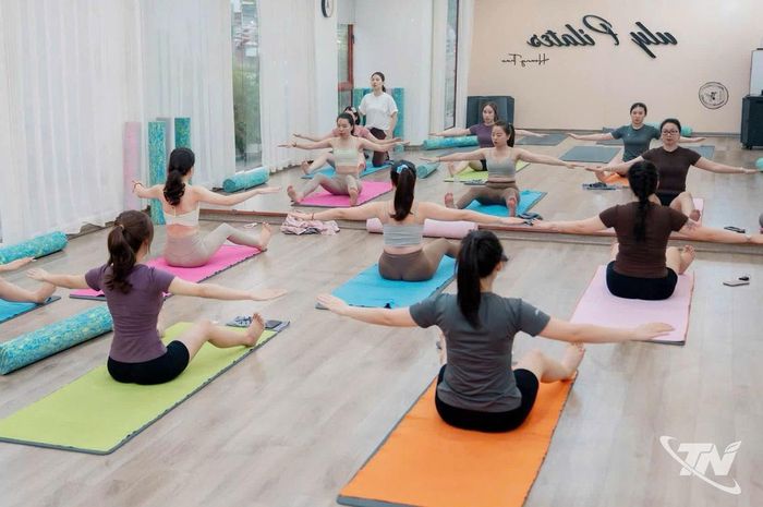 Không gian tập luyện chuyên nghiệp và hiện đại tại các phòng tập Pilates đang thu hút đông đảo người tập đến rèn luyện sức khỏe.