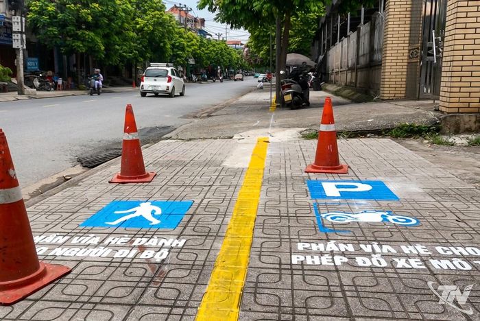 Tại nhiều tuyến phố, chính quyền địa phương kẻ vạch phân định khu vực trên vỉa hè, dành lối đi thông thoáng cho người đi bộ.