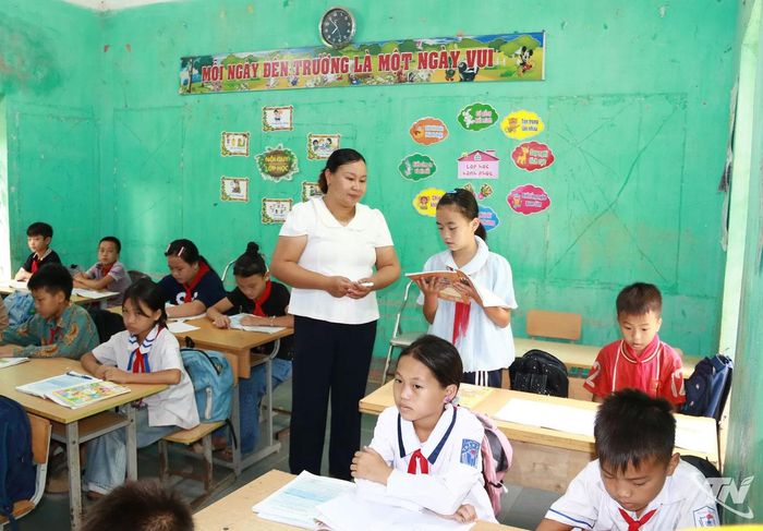 Các em học sinh Nghiên Loan trong một tiết học