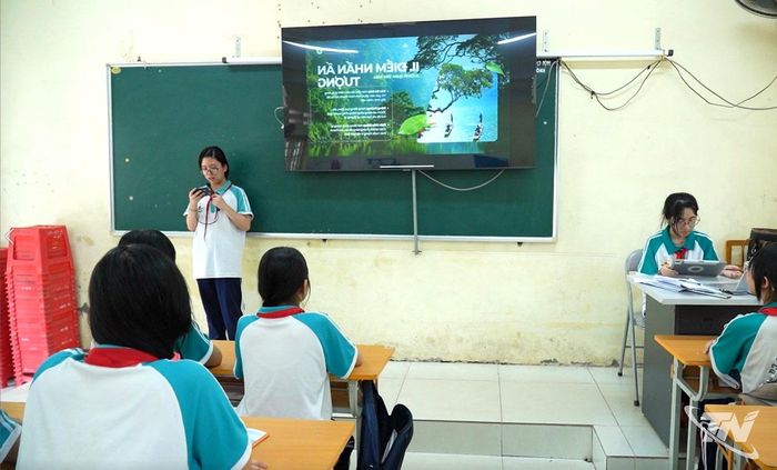 Học sinh Trường THCS Trưng Vương thuyết trình về các danh lam thắng cảnh của tỉnh trong một tiết học giáo dục địa phương.