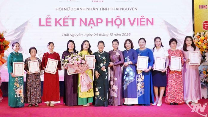 Hội Nữ doanh nhân tỉnh Thái Nguyên trao quyết định kết nạp hội viên mới.