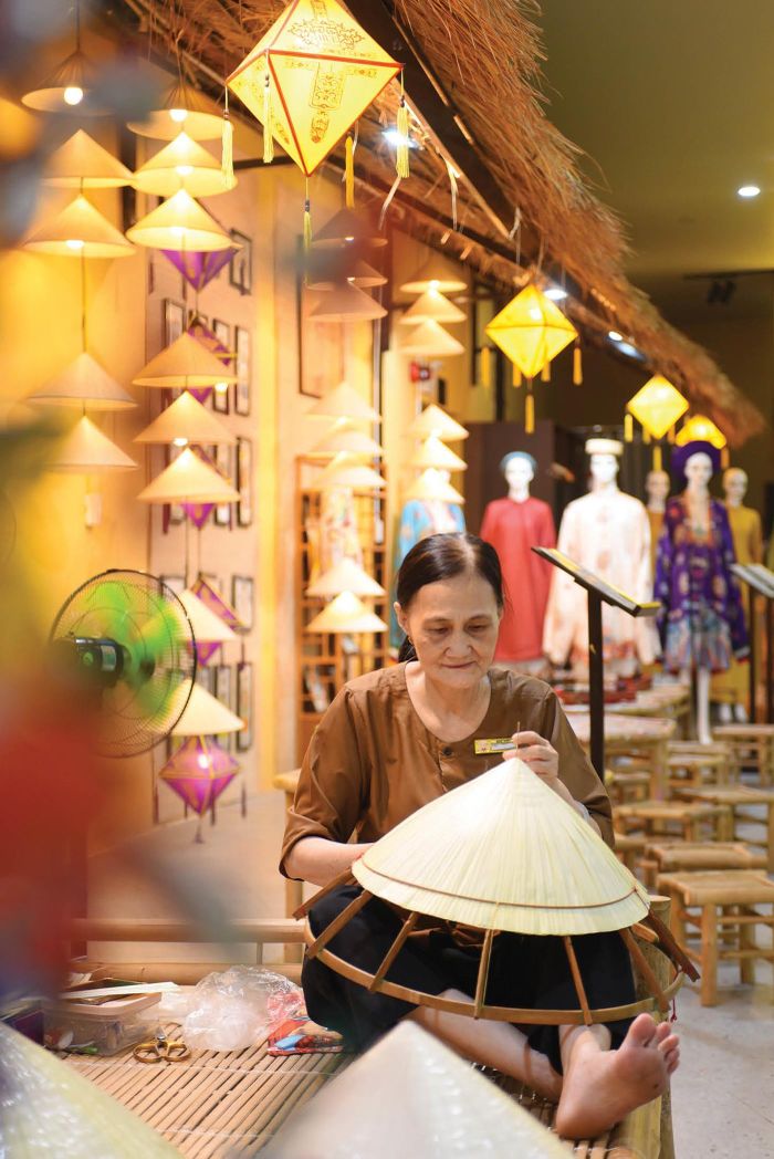 Giữ nghề chằm nón. 