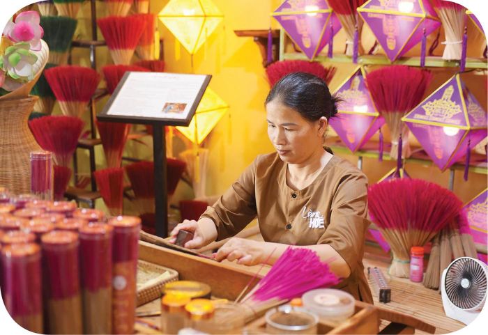Nghề làm hương ở Thủy Xuân. 