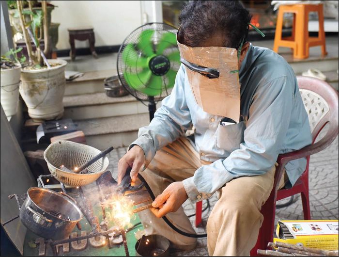  Phố cổ Bao Vinh còn giữ nghề rèn truyền thống.