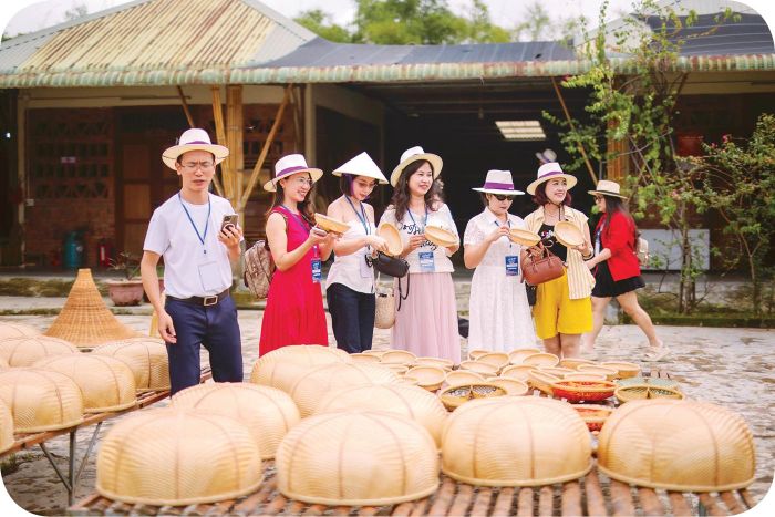 Đoàn khảo sát của các doanh nghiệp du lịch đến khảo sát làng nghề đan lát Bao La. 