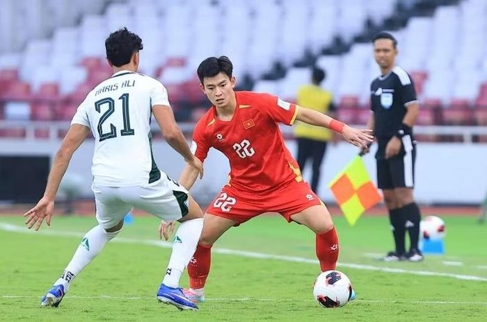  Tuyển Việt Nam (áo đỏ) cần kiểm soát chặt khu vực giữa sân. Ảnh: BaoNhandan