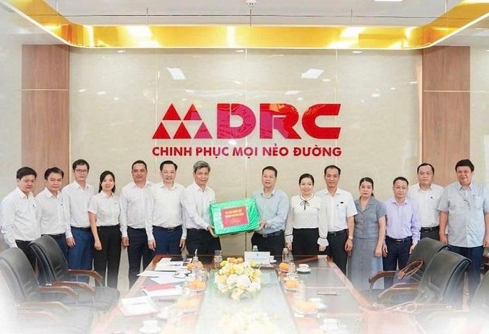 Chủ tịch UBND TP. Đà Nẵng Nguyễn Mạnh Hùng tặng quà động viên Công ty cổ phần Cao su Đà Nẵng