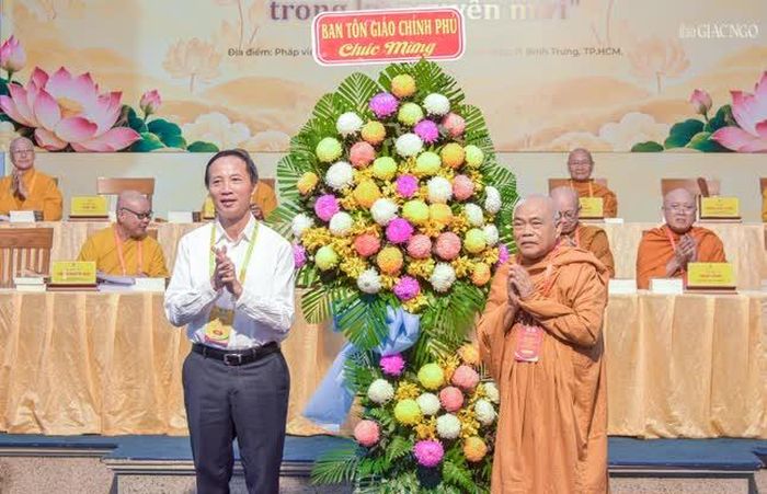 Tặng hoa chúc mừng