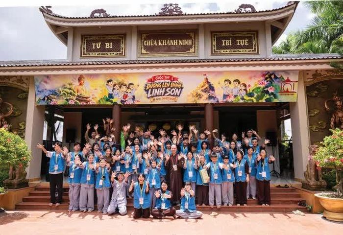 Đại đức Thích Minh Thạnh đồng hành cùng các em thiếu nhi, thanh thiếu niên tham gia cuộc thi