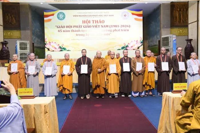 Tặng Bằng khen đến các tập thể, cá nhân góp phần thành công cho hội thảo