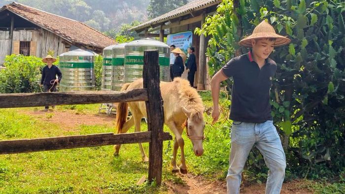 Không chỉ làm đường, chính quyền địa phương còn hỗ trợ lắp đặt điện mặt trời, sóng viễn thông và tặng ngựa bạch giúp người dân phát triển du lịch và nâng cao đời sống.