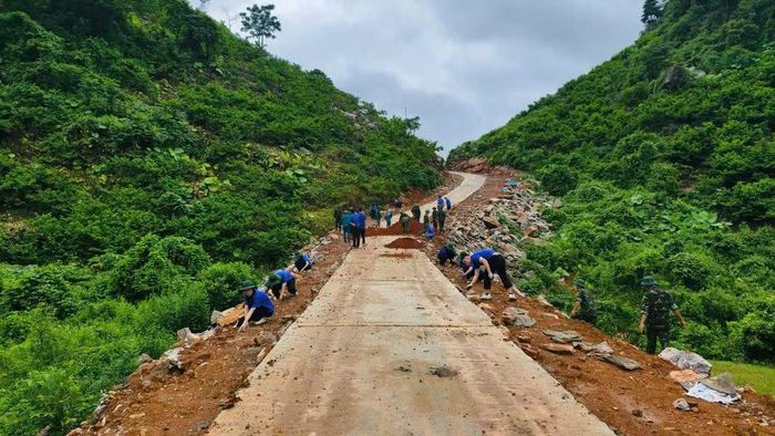 Lực lượng quân đội và người dân phối hợp mở đường vào Lân Nóng.